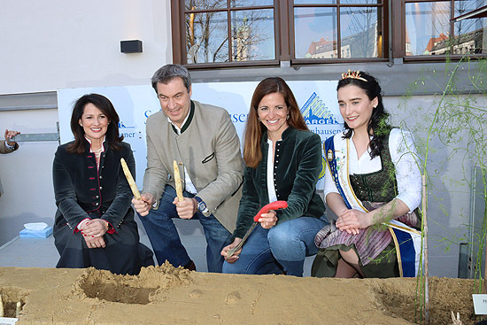 Landwirtschaftsministerin Michaela Kaniber,Ministerpräsident Dr. Markus Söder, Markthallen- und Kommunalreferentin Kristina Frank und die Schrobenhausener Spargelkönigin Annalena Fischhaber beim Anstich auf dem Viktualienmarkt am 28.03.2022 (©Foto:Martin Schmitz)
